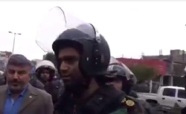 ویدئوی دیدنی اظهارات یک فرمانده یگان ویژه در اعتراضات بنزینی ویدئوی دیدنی اظهارات یک فرمانده یگان ویژه در اعتراضات بنزینی ، تا جایی که راه دارد نزنیم ؛ اینها دشمن ما نیستن