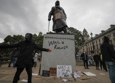 مجسمه ها و اسامی خیابان های لندن بازنگری می گردد، وقتی زیر مجسمه چرچیل نوشته شد نژاد پرست