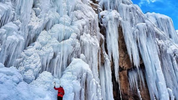 این آبشار یخی در چند کیلومتری تهران است، آب تنی در آبشار یخی